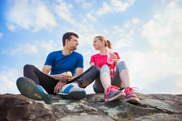 Jeunes coureurs faisant une pause — Photo