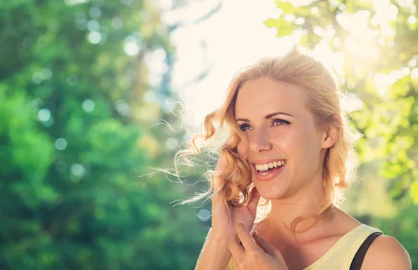 Mooie vrouw in de zomer natuur — Stockfoto