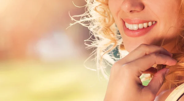 Mooie vrouw in de zomer natuur — Stockfoto