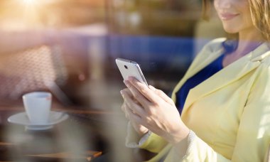 Akıllı telefonlu kadın.