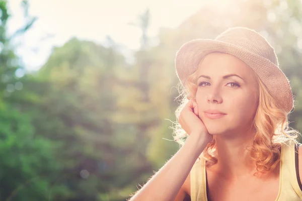 Beautiful woman in summer nature — Stock Photo, Image