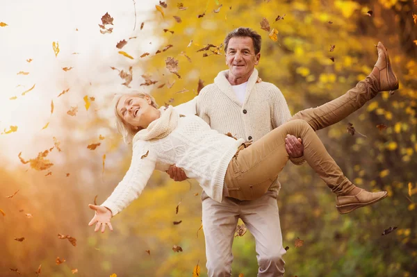 Active seniors having fun in nature — Stock Photo, Image