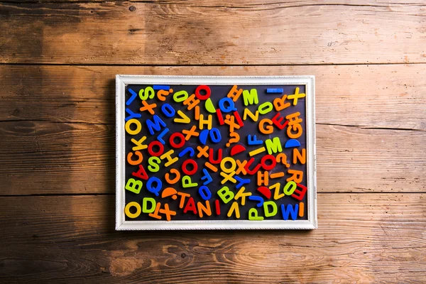 Цветные пластиковые буквы — стоковое фото