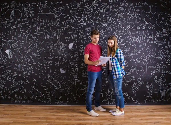 Beaux jeunes étudiants — Photo