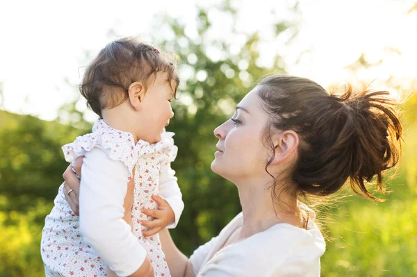 Glad mamma och hennes barn — Stockfoto