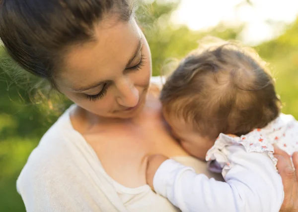 Mãe feliz e seu bebê — Fotografia de Stock