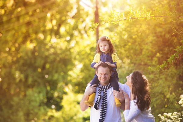 Família feliz na natureza — Fotografia de Stock