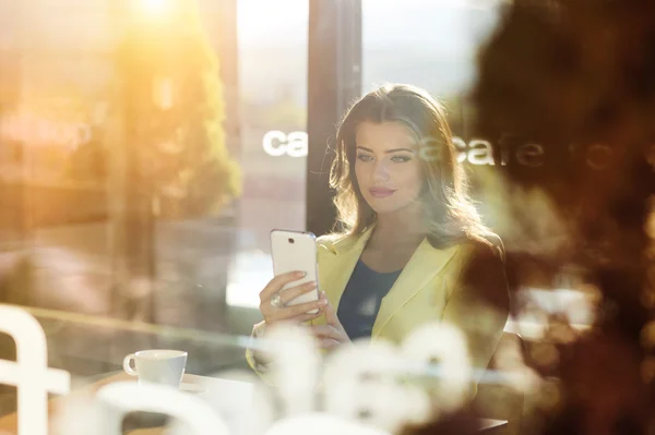 Mulher com smartphone — Fotografia de Stock