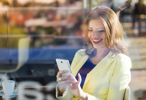 Frau mit Smartphone — Stockfoto