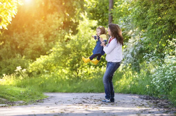 Happy mother and daughter in nature — Stock Photo, Image