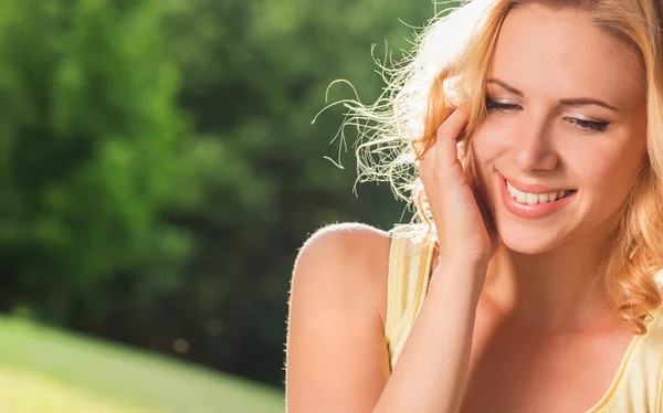 Mooie vrouw in de zomer natuur — Stockfoto