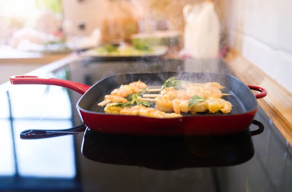 Preparation of king prawns — Stock Photo, Image