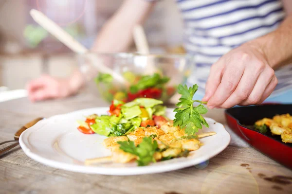 Mannen som serverar mat — Stockfoto