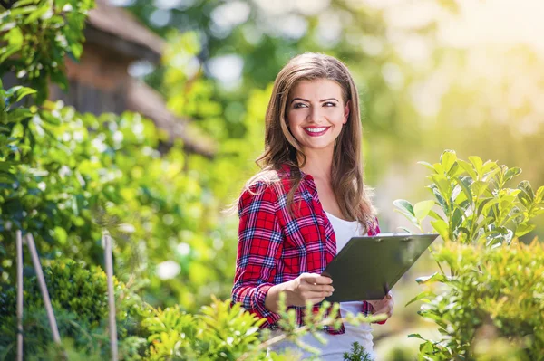 Mooie vrouw tuinieren — Stockfoto