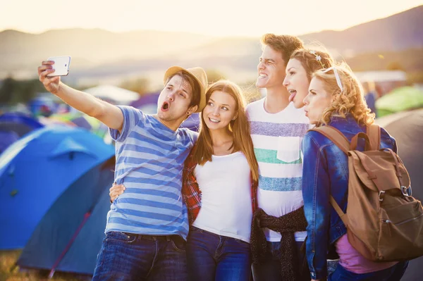 Tonåringar på sommarfestival — Stockfoto