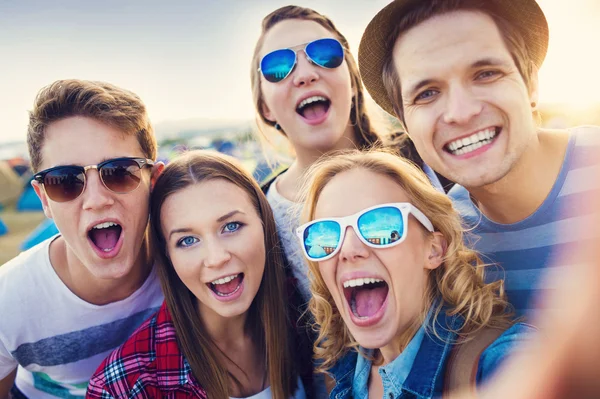 Teens at summer festival — Stock Photo, Image