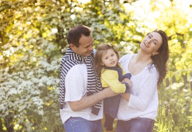 Doğadaki mutlu aile
