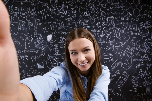 Hermosa estudiante tomando selfie — Foto de Stock