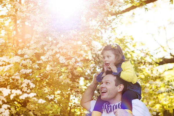 Padre feliz con su hija en la naturaleza — Foto de Stock