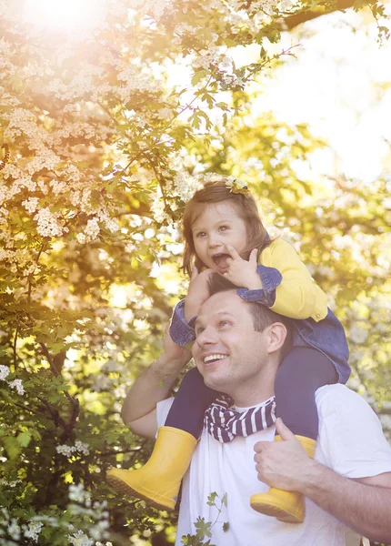 Glücklicher Vater mit seiner Tochter in der Natur — Stockfoto