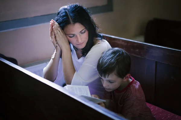 Mujer con su hijo rezando — Foto de Stock