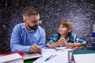 Genç okul öğretmeni  