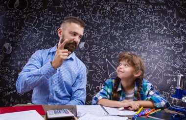 Genç okul öğretmeni  