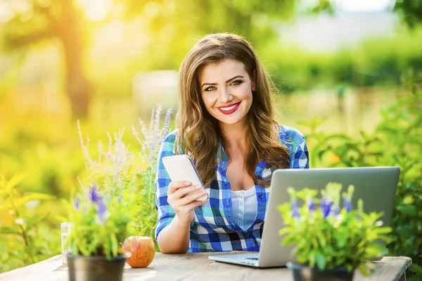 Schöne junge Frau bei der Gartenarbeit — Stockfoto