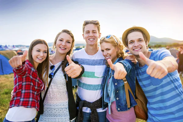 Tieners in zomerfestival — Stockfoto