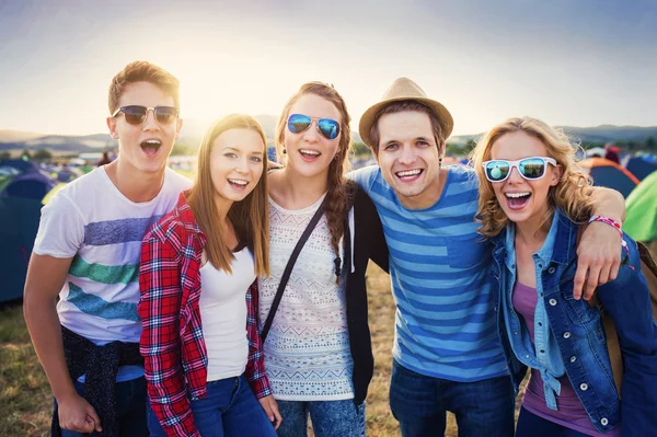 Teens at summer festival — Stock Photo, Image