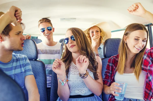 Mooie jonge mensen een op road trip — Stockfoto