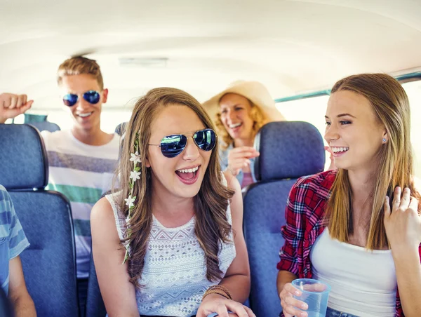 Hermosos jóvenes un viaje por carretera — Foto de Stock