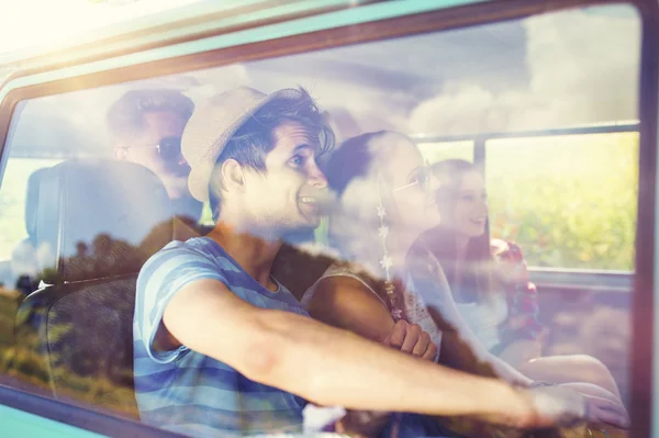 Beautiful young people a on road trip — Stock Photo, Image