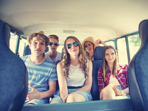 Hermosos jóvenes un viaje por carretera —  Fotos de Stock