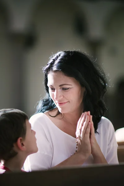 Vrouw met haar zoon bidden — Stockfoto