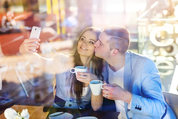 Jovem casal no café — Fotografia de Stock