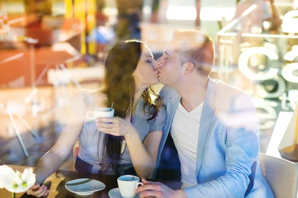 Jong stel in cafe — Stockfoto