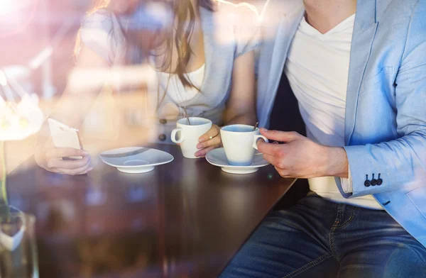 Cuplu tânăr în cafenea — Fotografie, imagine de stoc