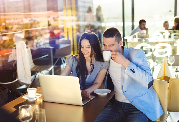 Giovane coppia in caffè — Foto Stock