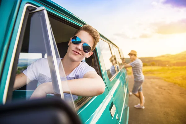 Jóvenes amigos hipster en viaje por carretera — Foto de Stock