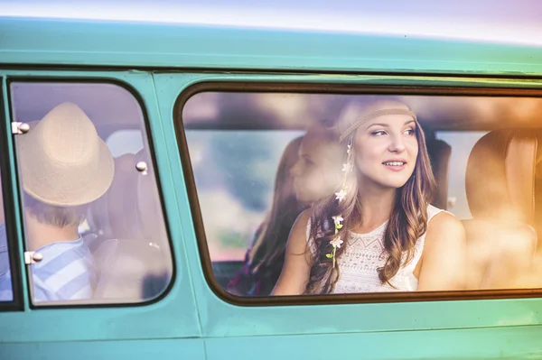 Jóvenes amigos hipster en viaje por carretera — Foto de Stock