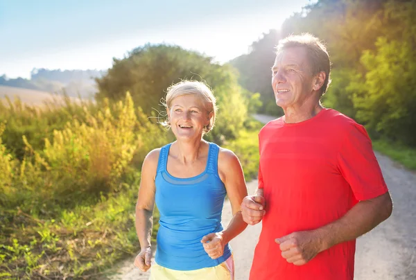 Pareja mayor corriendo — Foto de Stock