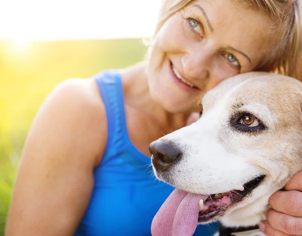 Kvinna med en hund — Stockfoto