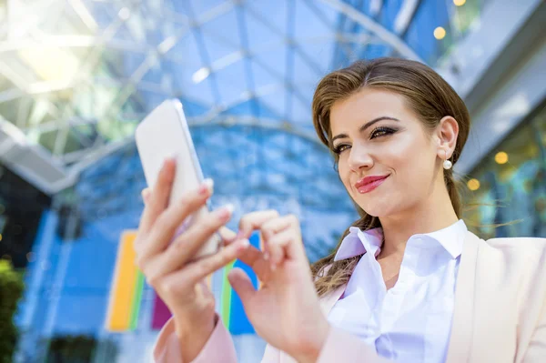 Atractiva joven mujer de negocios — Foto de Stock