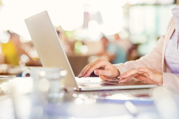 Jungunternehmerin arbeitet — Stockfoto