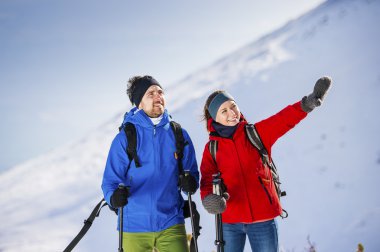 Yürüyüşe genç Çift