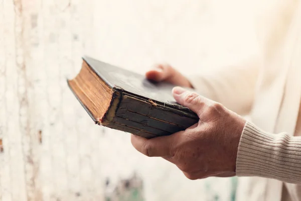 Woman with bible — Stock Photo, Image