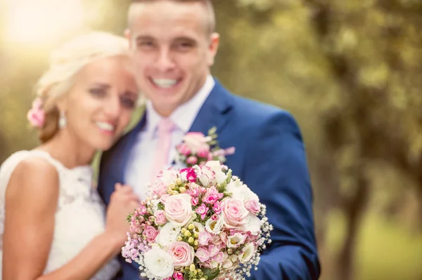 Schönes Hochzeitspaar — Stockfoto