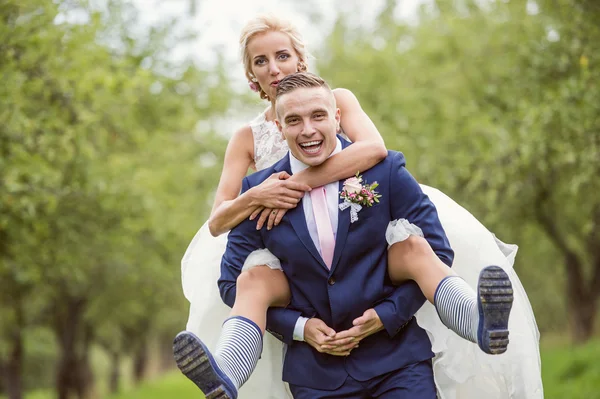 Schönes Hochzeitspaar — Stockfoto