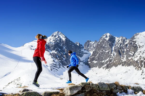 Jong koppel joggen — Stockfoto